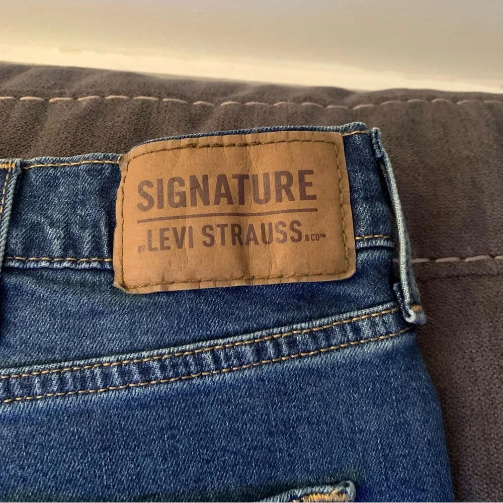 Men’s Signature Levi’s Athletic Denim Shorts Waist 42, inseam 11 inches NWT